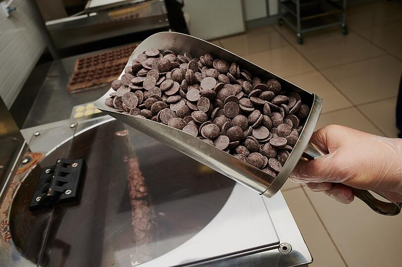 Je höher der Kakaoanteil einer Schokolade, desto weniger Zucker und mehr wertvolle Pflanzenstoffe sind in ihr enthalten. Ab etwa 50 bis 60 Prozent Kakao spricht man von Zartbitterschokolade, alles darüber hinaus fällt in den Bereich der Bitterschokolade. Varianten mit bis zu 85 Prozent sind hier gängig, doch es gibt auch 100‑Prozent‑Schokoladen, die besonders gesund und geschmacksintensiv sind. Je höher der Kakaoanteil einer Schokolade, desto weniger Zucker und mehr wertvolle Pflanzenstoffe sind in ihr enthalten. Ab etwa 50 bis 60 Prozent Kakao spricht man von Zartbitterschokolade, alles darüber hinaus fällt in den Bereich der Bitterschokolade. Varianten mit bis zu 85 Prozent sind hier gängig, doch es gibt auch 100‑Prozent‑Schokoladen, die besonders gesund und geschmacksintensiv sind.