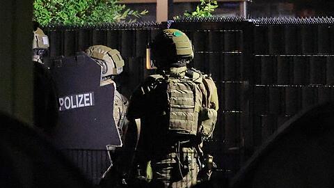 Mit einer gro&szlig; angelegten Razzia geht die Polizei seit dem Morgen gegen ein Geldw&auml;sche-Netzwerk und Rocker der "Hells Angels" vor.