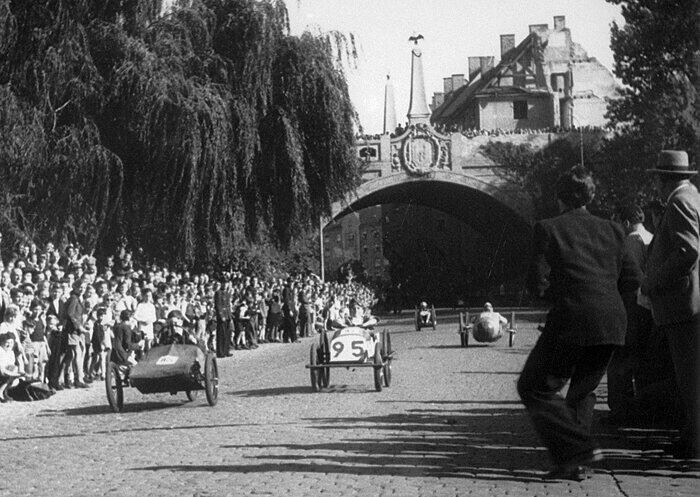 Hochbeinige Eigenkonstruktionen: Ein historisches Rennen mit Seifenkistln am Gebsattelberg 1949.