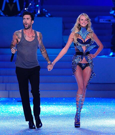 Das russische Model Anne Vyalitsyna mit Maroon 5 Frontmann Adam Levine.