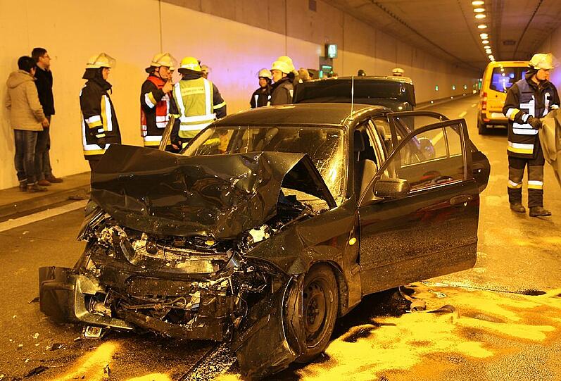 Ein Toter und ein Verletzter  - das ist die traurige Bilanz eines Geisterfahrerunfalls in einem Tunnel der A 94. Zwischen den Anschlussstellen Waldkraiburg und Heldenstein kam es zu dem schweren Crash.