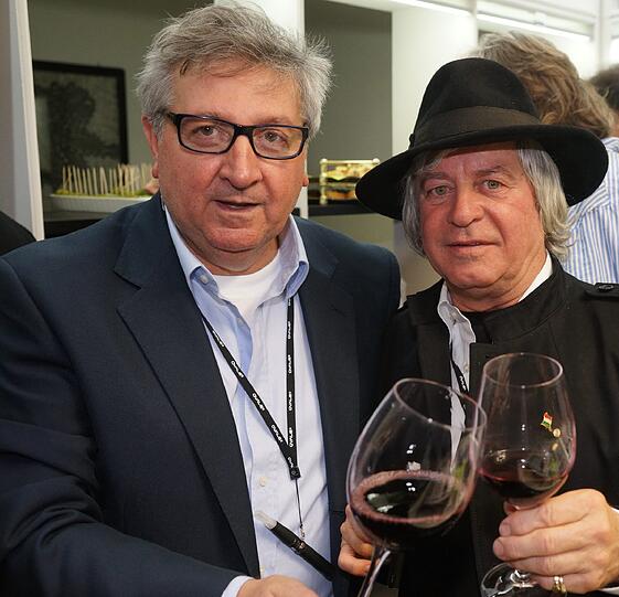 Neue Vinothehk: Rinaldo Talamonti eröffent sein Weinlokal. Mit dabei: Otto Retzer, Ernst Hannawald, Ricky Harris Claudia Carpendale.