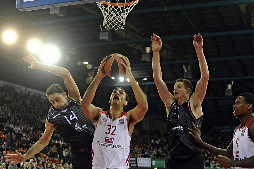 Bayerns Center Yassin Idbihi greift beim Rebound zu.