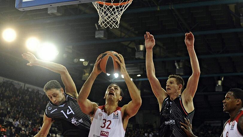 Bayerns Center Yassin Idbihi greift beim Rebound zu. Bayerns Center Yassin Idbihi greift beim Rebound zu.