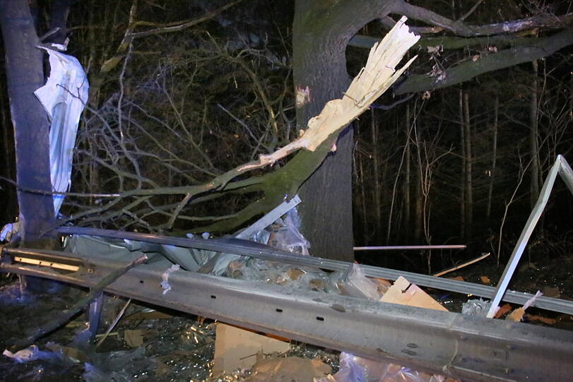 Auf der B12 im Landkreis Mühldrof hat sich am Montagmorgen ein schwerer Lkw-Unfall ereignet.