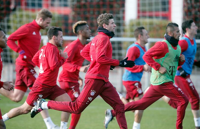 Bilder vom Abschlusstraining des FC Bayern vor dem Abflug nach Katar.