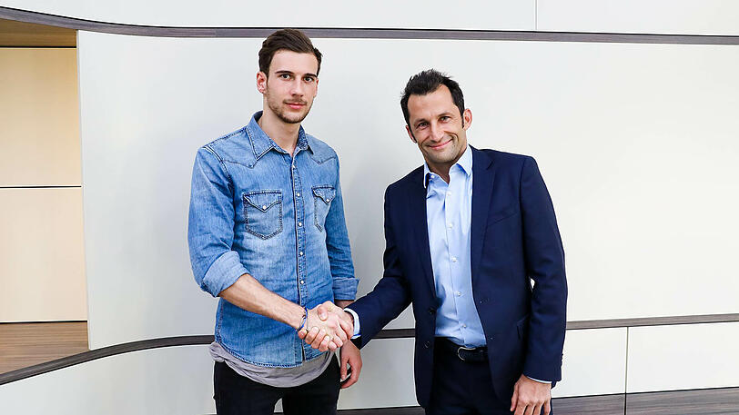 Willkommen beim FC Bayern: Sportdirektor Salihamidzic (r.) mit Goretzka.