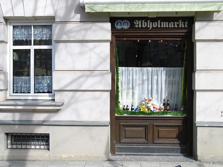 Obwohl das Viertel in den letzten Jahren ganz schön aufgemöbelt wurde, gibt's noch kleine Läden, wie hier in der Milchstraße,...