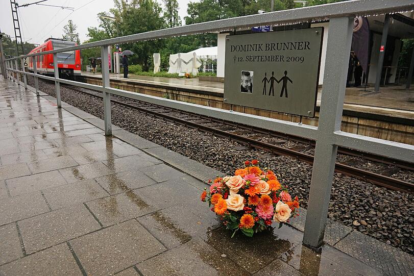 Eine weitere Gedenktafel direkt am Gleis erinnert an den Tag vor vier Jahren, an dem der couragierte Dominik Brunner von Jugendlichen so zusammengeschlagen wurde, dass er an seinen Verletzungen verstarb.
