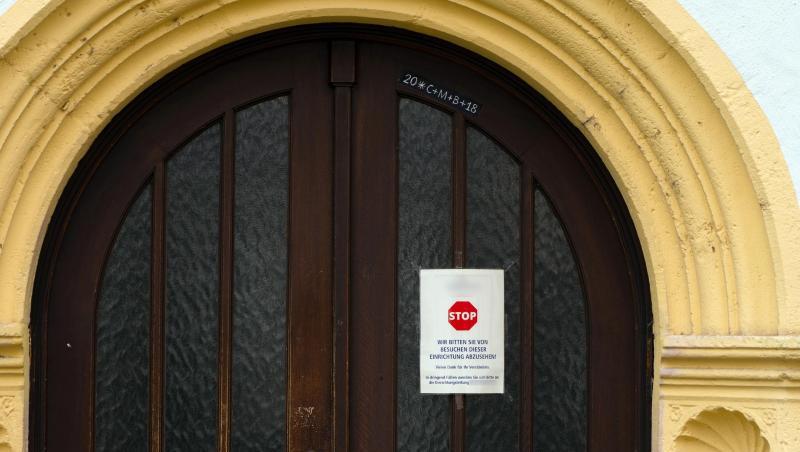 An einer Tür zu einem Würzburger Seniorenheim ist ein Schild angebracht, das von Besuchen abrät. Foto: Nicolas Armer/dpa/Archivbild An einer Tür zu einem Würzburger Seniorenheim ist ein Schild angebracht, das von Besuchen abrät. Foto: Nicolas Armer/dpa/Archivbild