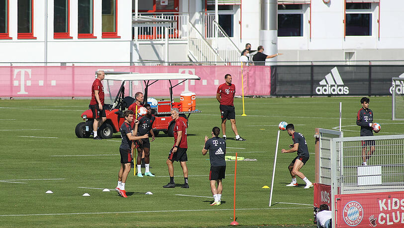 Der Trainingsplatz an der Säbener Straße füllt sich wieder. Mit dabei sind auch wieder Thomas Müller und Alphonso Davies.