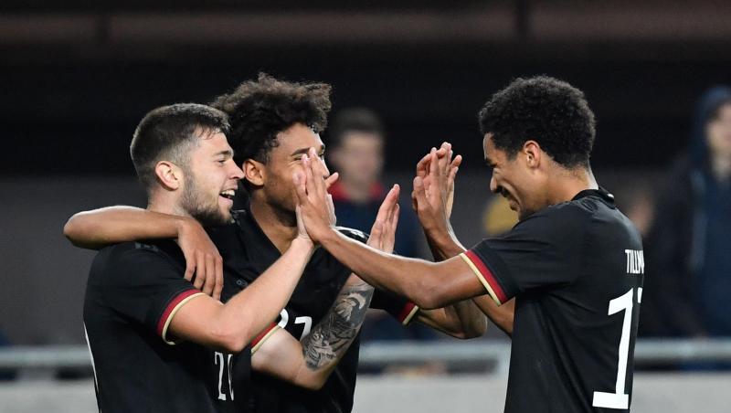 Erik Shuranov (l-r) bejubelt sein Tor zum 3:1 für Deutschland gegen Ungarn mit Kevin Schade und Malik Tillman.
