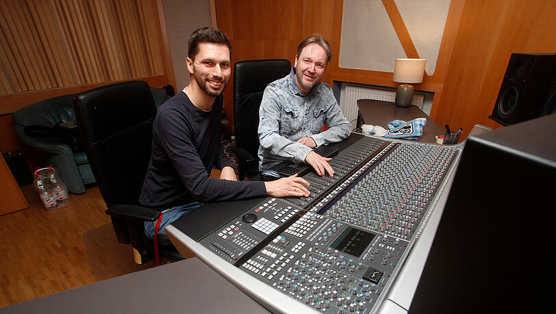 Ran an die Regler: AZ-Redakteur Florian Weiß (l.) und Produzent Horst Haubrich. Ran an die Regler: AZ-Redakteur Florian Weiß (l.) und Produzent Horst Haubrich.