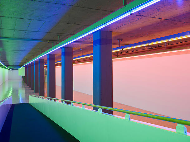 Dan Flavin taucht das U-Bahnzwischengeschoss in elektrisches Licht und schafft mit Farbe einen neuen Raum. Dan Flavin taucht das U-Bahnzwischengeschoss in elektrisches Licht und schafft mit Farbe einen neuen Raum.