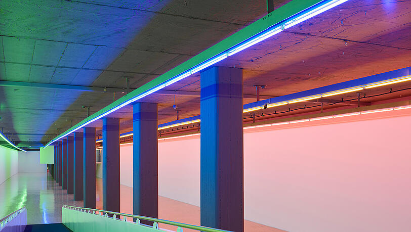 Dan Flavin taucht das U-Bahnzwischengeschoss in elektrisches Licht und schafft mit Farbe einen neuen Raum. Dan Flavin taucht das U-Bahnzwischengeschoss in elektrisches Licht und schafft mit Farbe einen neuen Raum.