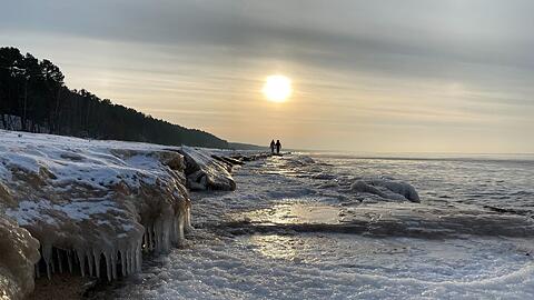 Die Suche auf See sei durch die Dunkelheit und gro&szlig;e Eisschollen erschwert worden, was die Navigation stark beeintr&auml;chtigt habe, hie&szlig; es. (Symbolfoto)