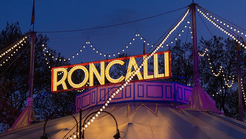 Seine Welturaufführung hatte der Circus Roncalli 18. Mai 1976 in Bonn. Seine Welturaufführung hatte der Circus Roncalli 18. Mai 1976 in Bonn.