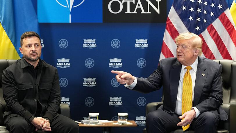 "Haben Sie eine Frage für Präsident Putin?" An einer Stelle des Auftritts zeigte Trump bei dieser Frage auf Selenskyj. "Haben Sie eine Frage für Präsident Putin?" An einer Stelle des Auftritts zeigte Trump bei dieser Frage auf Selenskyj.