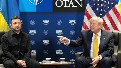 "Haben Sie eine Frage f&uuml;r Pr&auml;sident Putin?" An einer Stelle des Auftritts zeigte Trump bei dieser Frage auf Selenskyj.