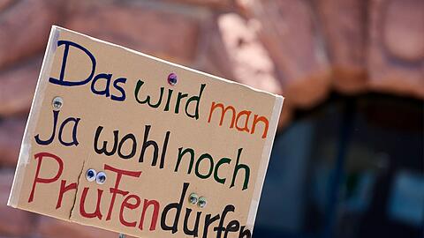 Ein Demonstrant h&auml;lt ein Protest-Schild bei der Demonstration in Mainz.