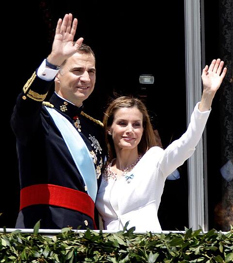 König Felipe VI. vertreibt Trauer über König Fußball - Zehntausende jubeln in Madrid ihrem neuen Monarchen zu. Die Bilder.
