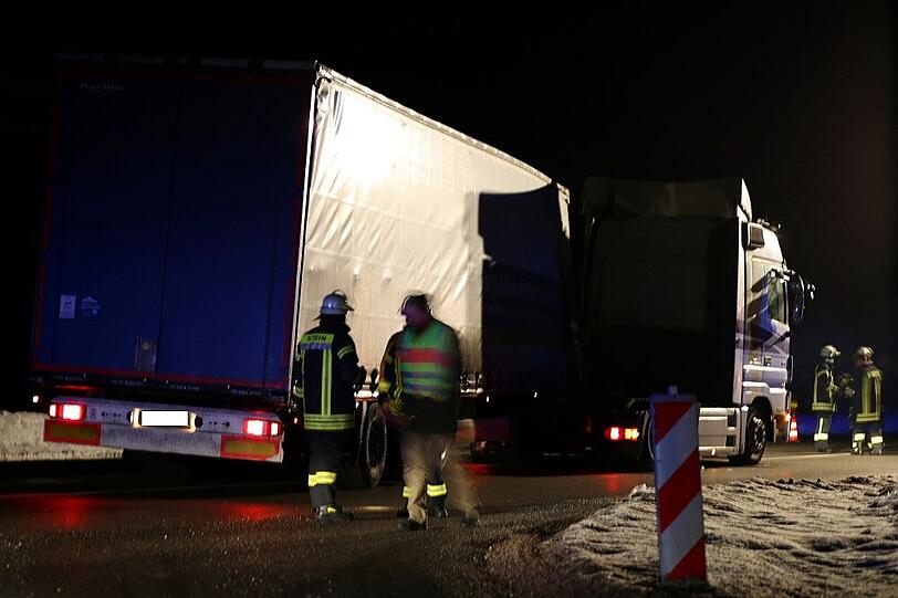 Auf der B 304 verlor ein LKW auf Höhe der Abzweigung ST 2104 nach Waging seinen Auflieger.