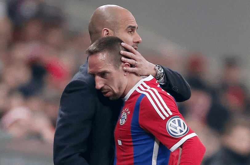 Pep Guardiola tätschelt Franck Ribéry: Nach der Auswechslung gab es einen Rüffel des Trainers für den Franzosen.