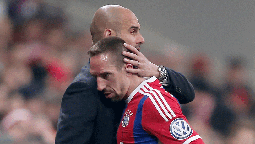 Pep Guardiola tätschelt Franck Ribéry: Nach der Auswechslung gab es einen Rüffel des Trainers für den Franzosen. Pep Guardiola tätschelt Franck Ribéry: Nach der Auswechslung gab es einen Rüffel des Trainers für den Franzosen.