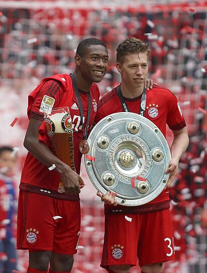 MITCHELL WEISER &ndash; NOTE 1.

Der Schlagzeuger: Diesmal in üblicher Fußball-Kleidung. Lieferte sich mit Alaba ein Weißbierduschenduell: Wer schafft mehr? Zudem auch als Drummer bei den Imagine Dragons unterwegs.