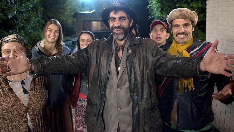 Im Film quartiert sich eine Roma-Familie bei einem wohlhabenden Ehepaar ein.