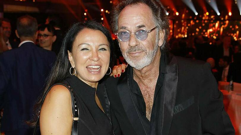 Hugo Egon Balder und seine Elena bei einer Preisverleihung im April 2019