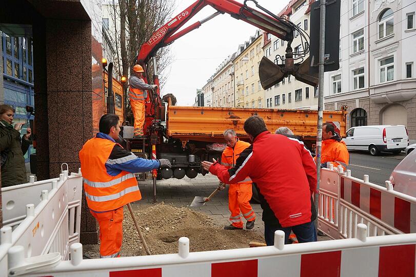 Am Montag darauf wurde das Loch dann mit Kies und Beton verfüllt.