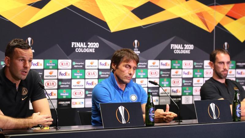 Trainer Antonio Conte, Torwart Samir Handanovic und Diego Godin von Inter Mailand antworten auf die Fragen der Journalisten. Trainer Antonio Conte, Torwart Samir Handanovic und Diego Godin von Inter Mailand antworten auf die Fragen der Journalisten.