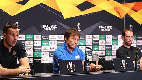 Trainer Antonio Conte, Torwart Samir Handanovic und Diego Godin von Inter Mailand antworten auf die Fragen der Journalisten.