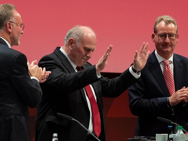 Uli Hoeneß steht zwischen Karl-Heinz Rummenigge (l) und Dieter Mayer bei der Jahreshauptversammlung. Foto: Sven Hoppe/dpa
