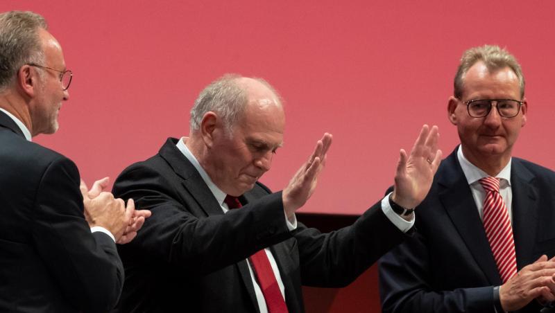 Uli Hoeneß steht zwischen Karl-Heinz Rummenigge (l) und Dieter Mayer bei der Jahreshauptversammlung. Foto: Sven Hoppe/dpa Uli Hoeneß steht zwischen Karl-Heinz Rummenigge (l) und Dieter Mayer bei der Jahreshauptversammlung. Foto: Sven Hoppe/dpa
