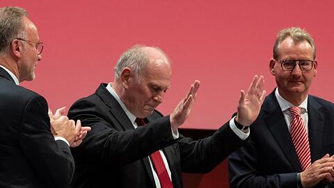 Uli Hoeneß steht zwischen Karl-Heinz Rummenigge (l) und Dieter Mayer bei der Jahreshauptversammlung. Foto: Sven Hoppe/dpa