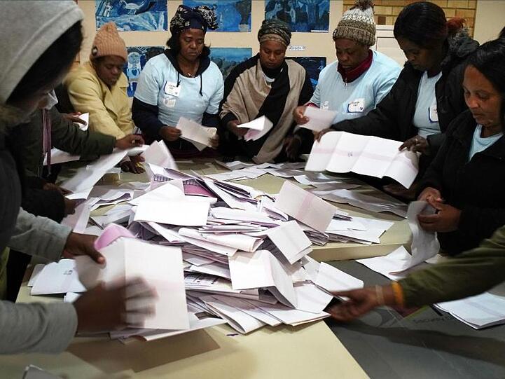 Wahlhelfer zählen in Johannesburg Stimmzettel aus.