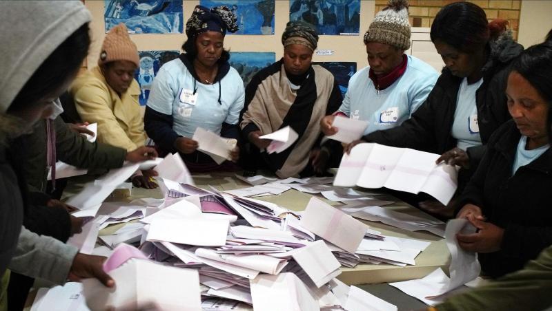 Wahlhelfer zählen in Johannesburg Stimmzettel aus. Wahlhelfer zählen in Johannesburg Stimmzettel aus.