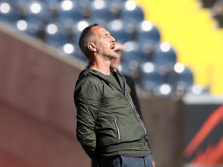 Adi Hütter, Trainer von Eintracht Frankfurt, steht am Spielfeldrand. Foto: Alexander Hassenstein/getty/Pool/dpa/Archivbild