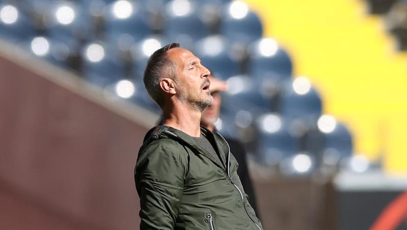 Adi Hütter, Trainer von Eintracht Frankfurt, steht am Spielfeldrand. Foto: Alexander Hassenstein/getty/Pool/dpa/Archivbild Adi Hütter, Trainer von Eintracht Frankfurt, steht am Spielfeldrand. Foto: Alexander Hassenstein/getty/Pool/dpa/Archivbild