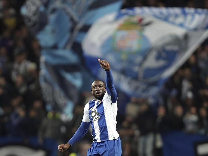 Portos Moussa Marega (M) freut sich über sein Tor zum 2:1 für seine Mannschaft gegen den AS Rom.