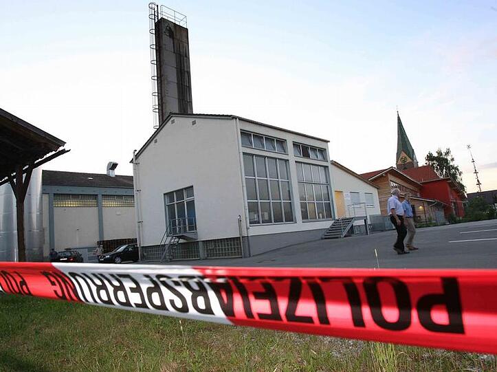 Polizeiabsperrung vor dem Gelände einer Molkerei in Woringen (Schwaben).