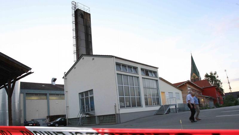 Polizeiabsperrung vor dem Gelände einer Molkerei in Woringen (Schwaben). Polizeiabsperrung vor dem Gelände einer Molkerei in Woringen (Schwaben).