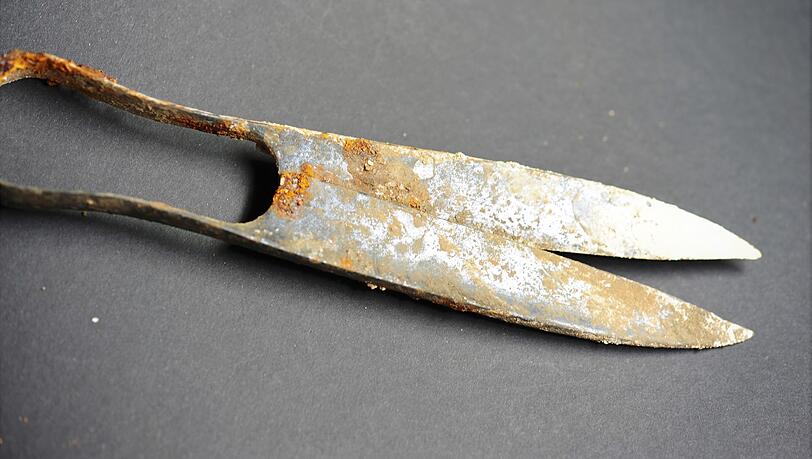 Eine bestens erhaltene, rund 2300 Jahre alte Schere ist bei Bauarbeiten in München entdeckt worden.