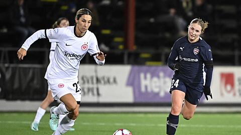 Sara Doorsoun (l) und die Eintracht-Frauen nehmen drei Punkte aus Schweden mit.