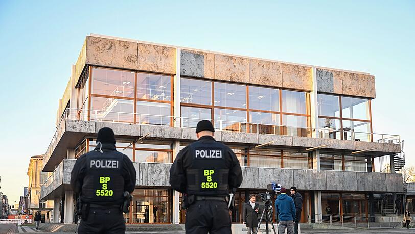 Die DFL ist mit ihrer Beschwerde gegen eine Beteiligung an den Polizeikosten für Hochrisikospiele am Bundesverfassungsgericht gescheitert. Die DFL ist mit ihrer Beschwerde gegen eine Beteiligung an den Polizeikosten für Hochrisikospiele am Bundesverfassungsgericht gescheitert.