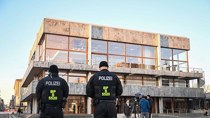 Die DFL ist mit ihrer Beschwerde gegen eine Beteiligung an den Polizeikosten für Hochrisikospiele am Bundesverfassungsgericht gescheitert. Die DFL ist mit ihrer Beschwerde gegen eine Beteiligung an den Polizeikosten für Hochrisikospiele am Bundesverfassungsgericht gescheitert.