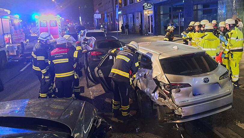 Mit einer Rettungsschere wird der an der Wirbelsäule verletzte 51-Jährige aus dem schwer beschädigten Toyota geborgen. Mit einer Rettungsschere wird der an der Wirbelsäule verletzte 51-Jährige aus dem schwer beschädigten Toyota geborgen.