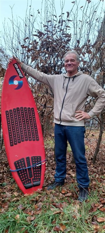 Den „Eisbachferrari“, sein 25 Jahre altes Surfboard, das er sich extra für die Eiswelle hat bauen lassen, hat Walter Strasser immer noch. Den „Eisbachferrari“, sein 25 Jahre altes Surfboard, das er sich extra für die Eiswelle hat bauen lassen, hat Walter Strasser immer noch.